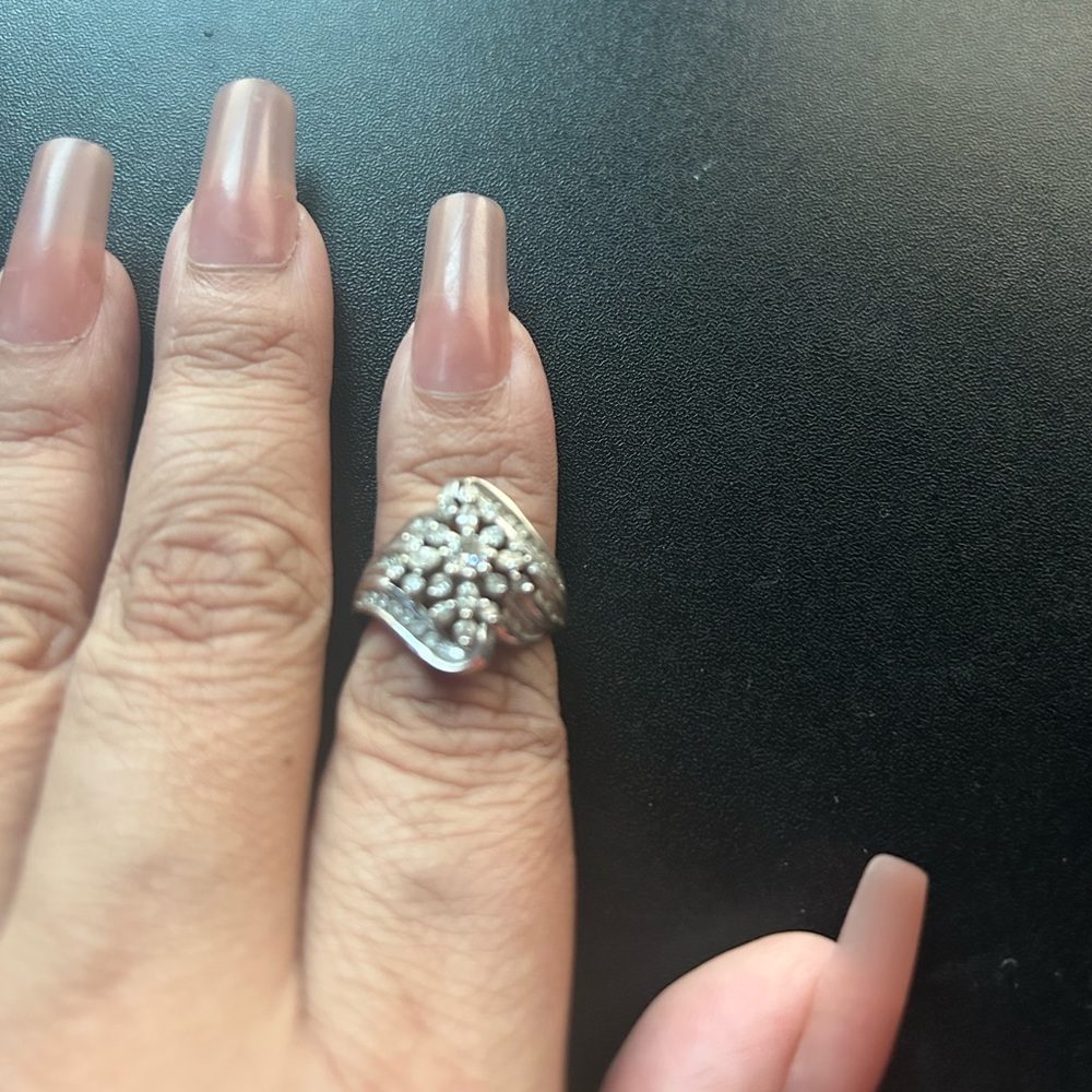 Beautiful 10k White Gold Ring for Woman